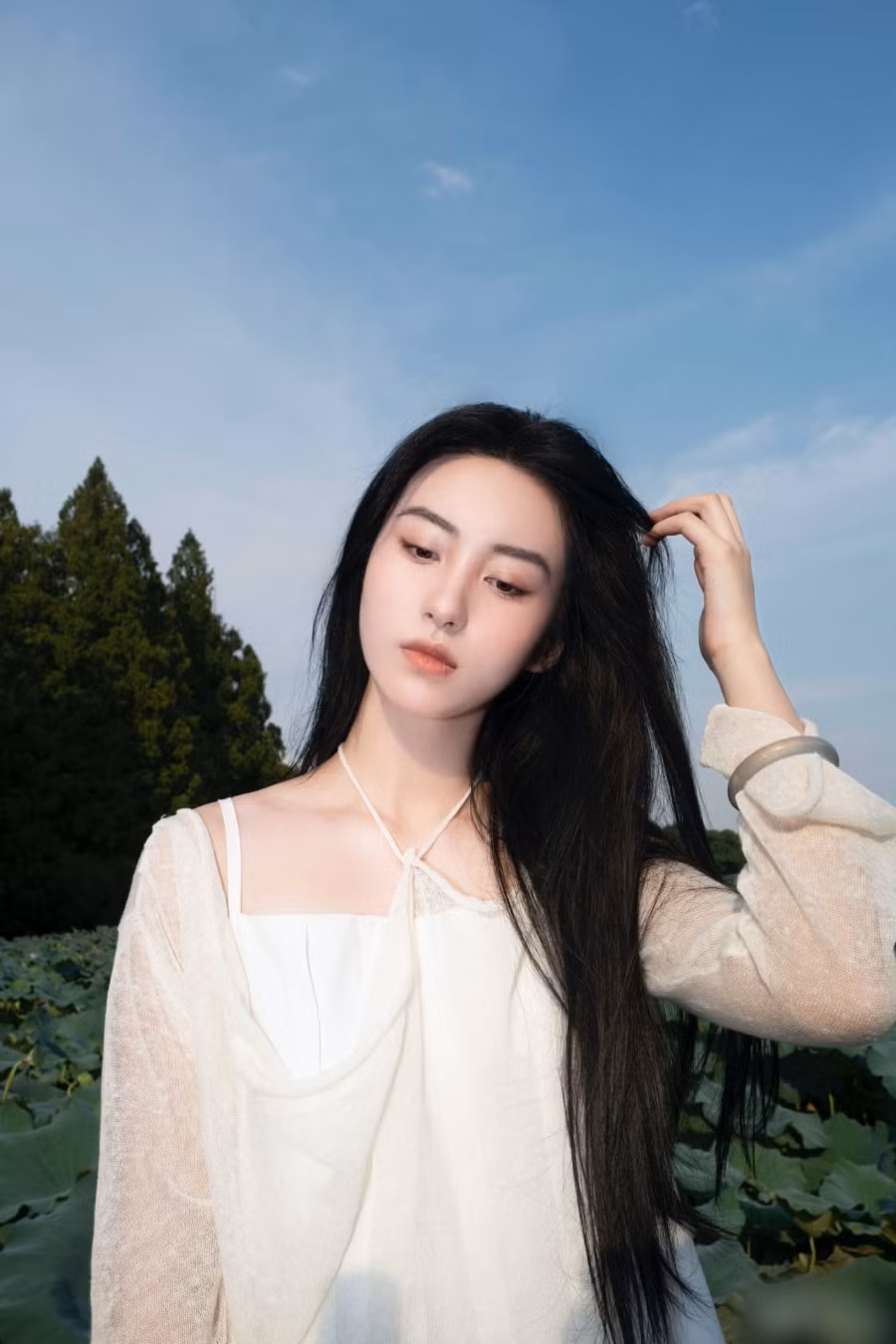 Vẻ đẹp của cô đậm chất cổ điển, mang hơi hướng các mỹ nhân Hong Kong những năm 80, lại vẫn trẻ trung tươi mới.