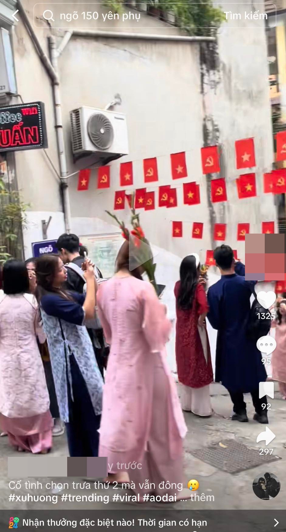 Dù chỉ nằm ẩn mình trên đường Yên Phụ, được trang trí đơn giản nhưng khung cảnh trong con ngõ 150 vẫn thu hút nhiều bạn trẻ đến check in. Ảnh: Chụp màn hình