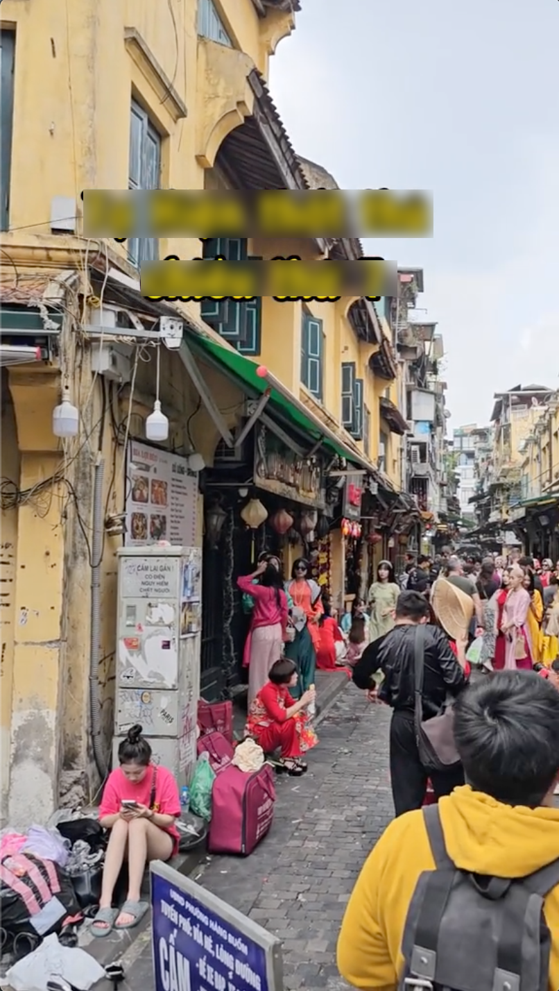 Những ngày này, nhất là vào cuối tuần, đi ngang qua con phố Tạ Hiện ai cũng choáng ngợp trước khung cảnh dòng người đua nhau chụp ảnh áo dài Tết. Nguồn: TikTok @thochupkhoanhkhac