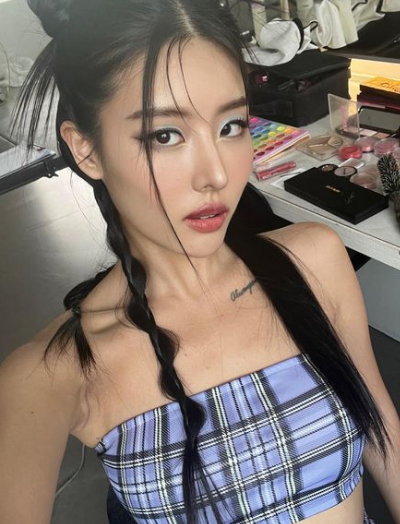 Đáng chú ý, dù làm công việc DJ, Youna Jung lại theo đuổi phong cách thời trang khiến nhiều nể phục, kín đáo, gợi cảm vừa đủ.