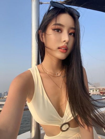 Bên cạnh danh xưng "Nữ hoàng tốc độ", ngoại hình mang vẻ đẹp lai Tây, nước da rám nắng cùng thân hình đẫy đà chính là những yếu tố giúp cô nàng tạo được tiếng vang trong cộng đồng hot girl Hàn.