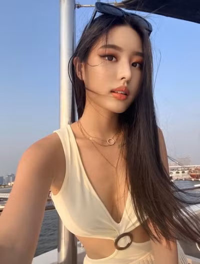 Bên cạnh danh xưng "Nữ hoàng tốc độ", ngoại hình mang vẻ đẹp lai Tây, nước da rám nắng cùng thân hình đẫy đà chính là những yếu tố giúp cô nàng tạo được tiếng vang trong cộng đồng hot girl Hàn.