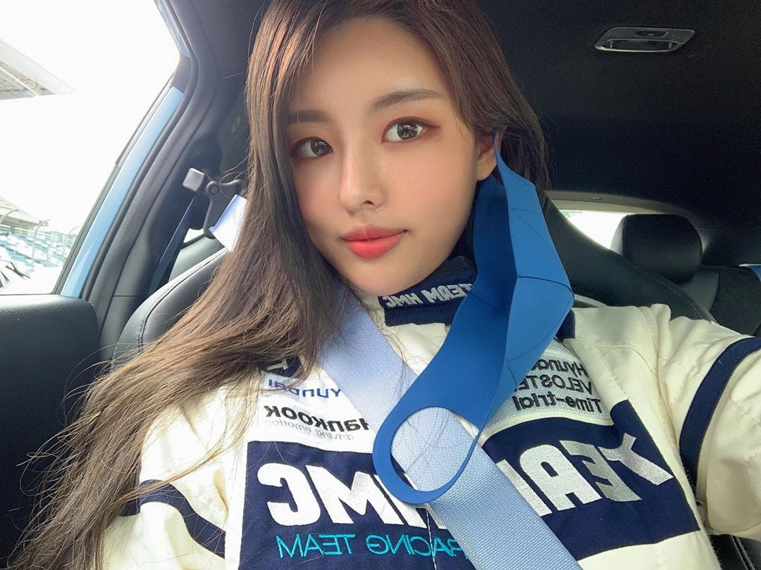 Ngoài công việc làm mẫu người đẹp còn có niềm với bộ môn đua xe và tham gia đua xe chuyên nghiệp.