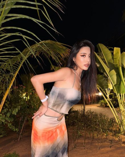 Mỗi khi đăng tải ảnh đi làm, bên cạnh nhan sắc không góc chết, outfit của người đẹp 9X cũng là chủ đề nhận được sự quan tâm đông đảo.