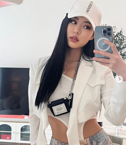 Những năm gần đây, Youna Jung tập trung theo đuổi sự nghiệp làm DJ, song vẫn trung thành với hình tượng nóng bỏng, khỏe khoắn.