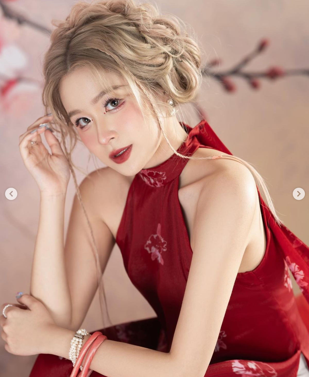 Khác hẳn với ngày thường chuộng phong cách gợi cảm, Chao khi khoác áo dài đỏ bỗng dịu dàng, đằm thắm hơn.