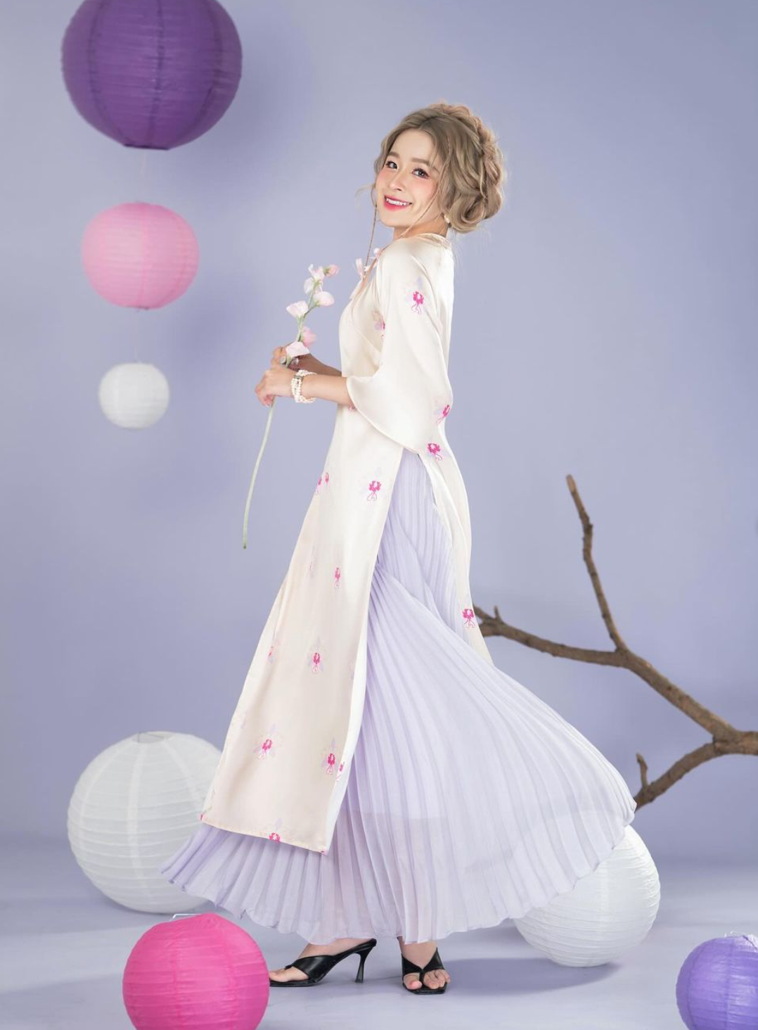 Chao từng được biết đến nhờ cuộc sống nhung lụa: Có tài xế đưa đón đi học bằng xe Porsche, đi gội đầu 220.000 đồng/lần, mua kính cận 20-30 triệu đồng, nghỉ dưỡng ở khu villa có giá 22 triệu đồng/đêm, đeo túi Louis Vuitton 50 triệu đồng...