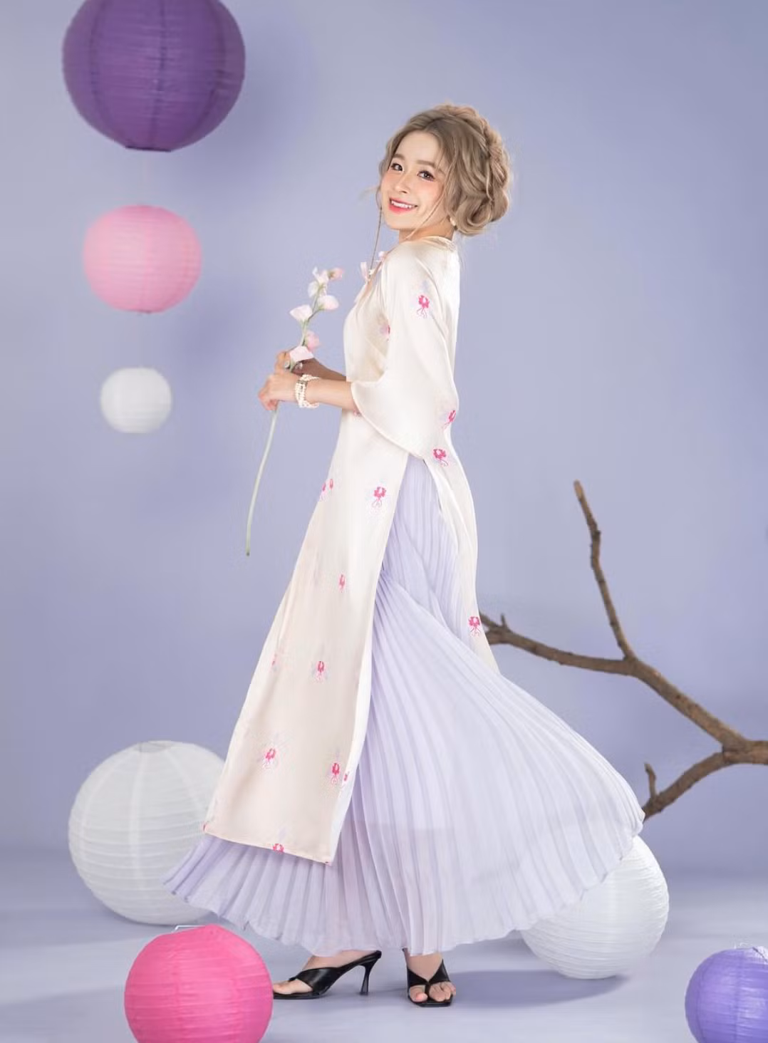 Chao từng được biết đến nhờ cuộc sống nhung lụa: Có tài xế đưa đón đi học bằng xe Porsche, đi gội đầu 220.000 đồng/lần, mua kính cận 20-30 triệu đồng, nghỉ dưỡng ở khu villa có giá 22 triệu đồng/đêm, đeo túi Louis Vuitton 50 triệu đồng...