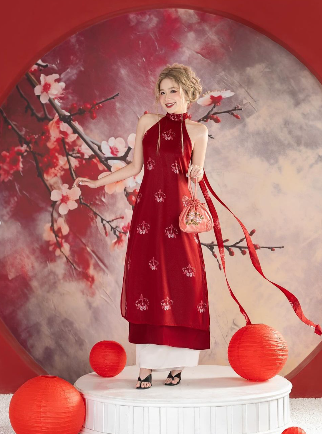 Chao sở hữu khuôn mặt dễ thương, xinh xắn như búp bê và thân hình mảnh mai.