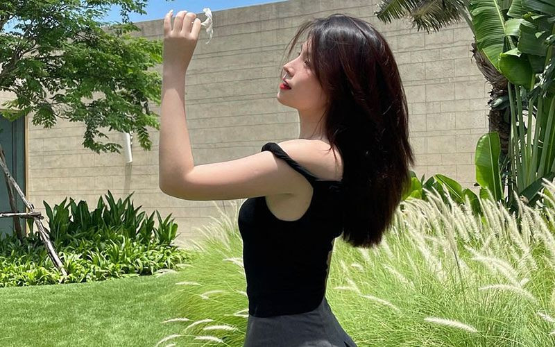 Cô nàng sinh năm 2000 còn có làn da mịn màng và trắng sáng không tì vết.