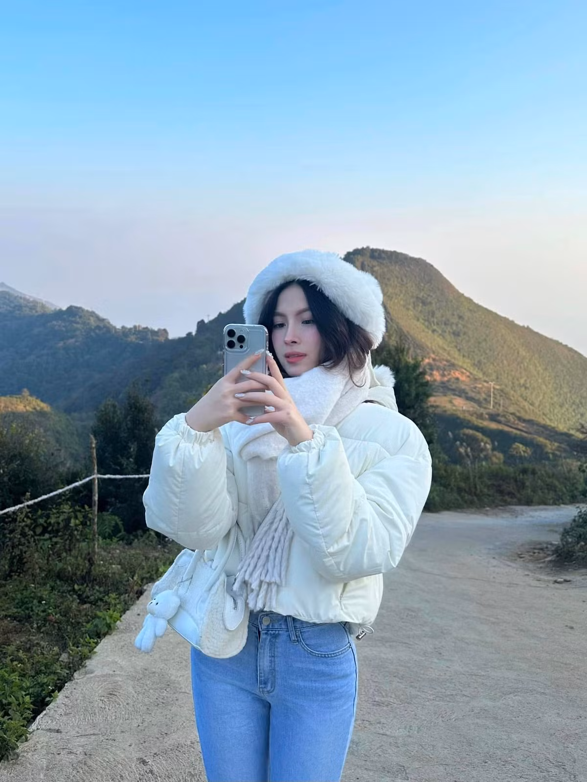 Số mỹ nhân Việt xuất hiện trên báo Trung Quốc ngày càng nhiều, trong đó phải kể đến cô nàng Nguyễn Thụy Bảo Hân, sinh năm 2000, đến từ TP.HCM.