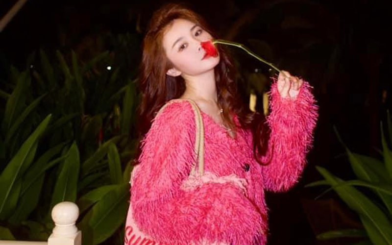 Trong khoảnh khắc ngày đầu năm mới, Ribi Sachi chia sẻ hình ảnh khoác lên người chiếc áo lông ngọt ngào và ấm áp mang sắc màu rực rỡ, nhan sắc của cô được nhận xét trẻ trung không khác nữ sinh.