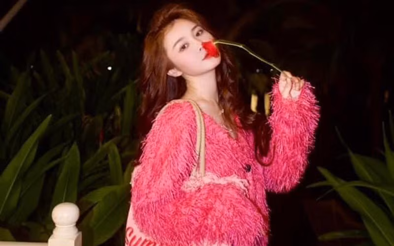 Trong khoảnh khắc ngày đầu năm mới, Ribi Sachi chia sẻ hình ảnh khoác lên người chiếc áo lông ngọt ngào và ấm áp mang sắc màu rực rỡ, nhan sắc của cô được nhận xét trẻ trung không khác nữ sinh.