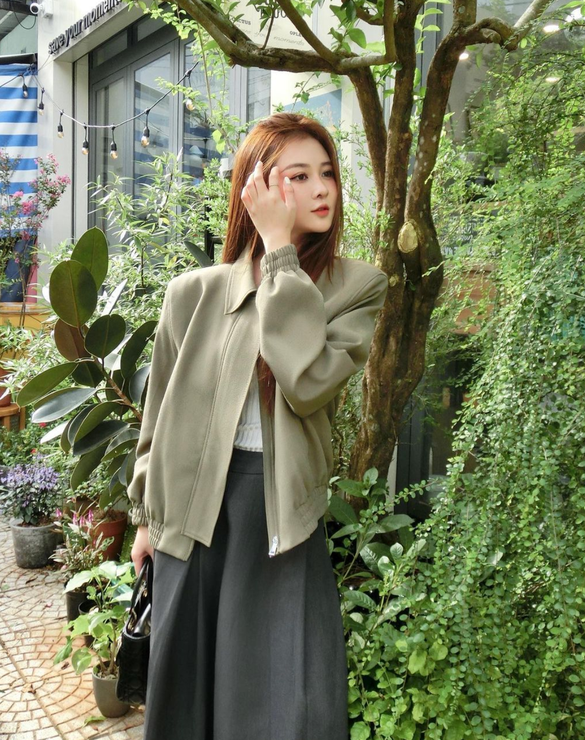 Nhiều người hâm mộ choáng váng cho rằng muốn xin vía để được trẻ đẹp mãi như cô nàng đa tài này.