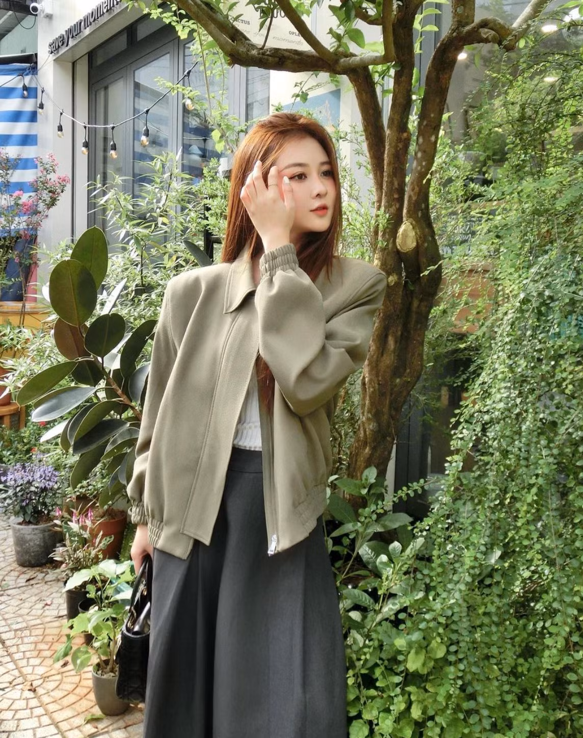 Nhiều người hâm mộ choáng váng cho rằng muốn xin vía để được trẻ đẹp mãi như cô nàng đa tài này.