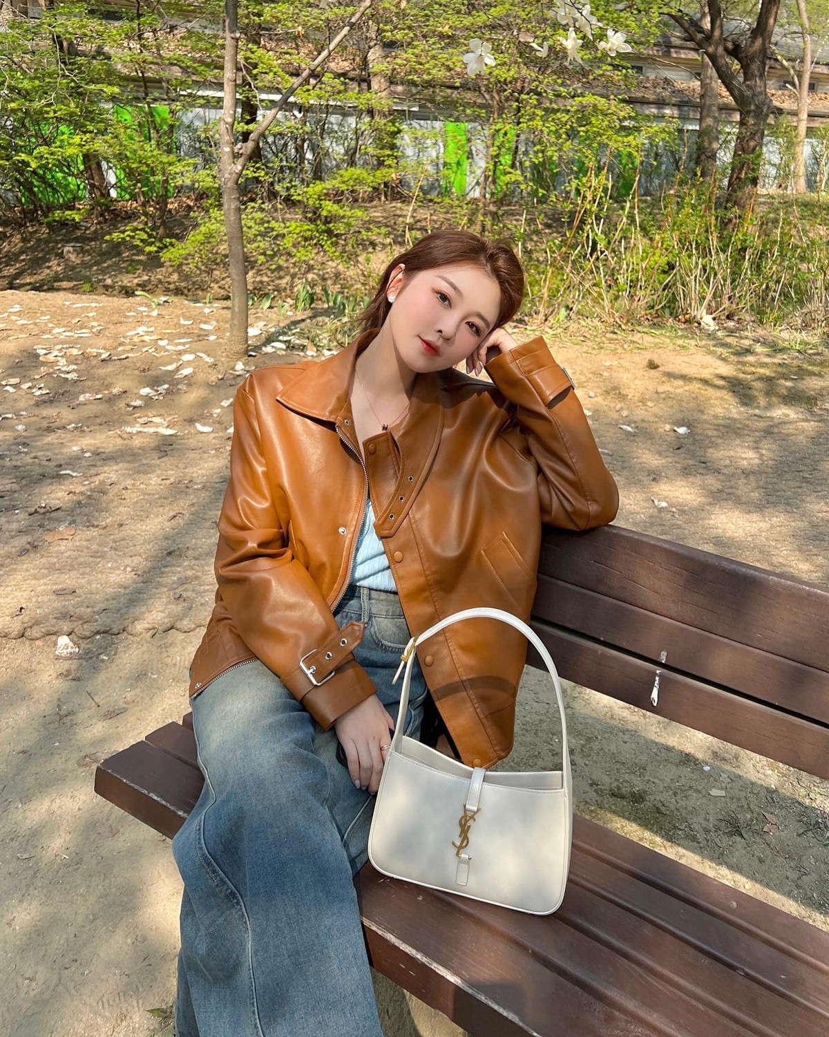 Điểm thu hút của cô là ngoại hình cao ráo, đôi mắt to tròn, gương mặt bầu bĩnh cùng làn da trắng không tỳ vết. Đặc biệt, cô trung thành với phong cách thanh lịch, nữ tính, nói không với trang phục hở hang. Ảnh: FBNV, IGNV