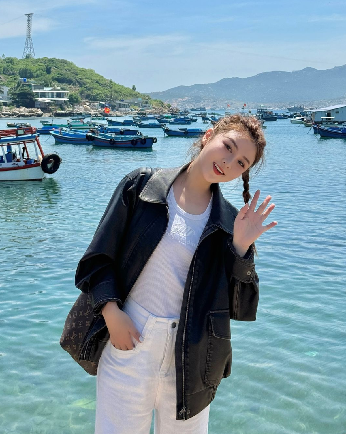 Vẻ ngoài đánh lừa thị giác cộng thêm hóa thân trong những bộ trang phục trẻ trung nên nhiều khán giả từ lâu vẫn nhận định cô chỉ ở độ tuổi đôi mươi.