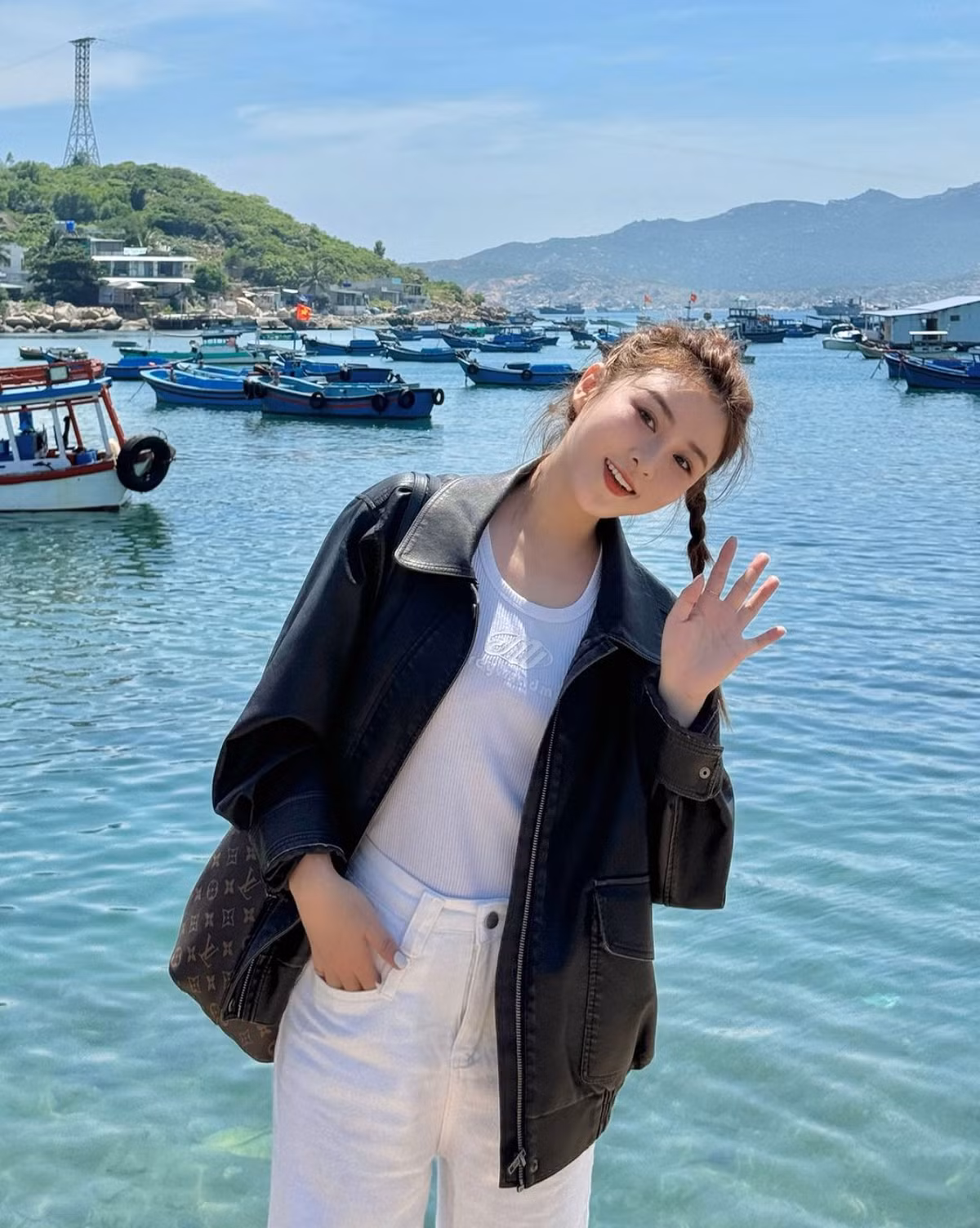 Vẻ ngoài đánh lừa thị giác cộng thêm hóa thân trong những bộ trang phục trẻ trung nên nhiều khán giả từ lâu vẫn nhận định cô chỉ ở độ tuổi đôi mươi.