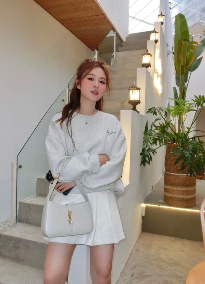 Đặc biệt nữ thành viên nhóm hài tỷ view FAPTV còn "đốn tim" cư dân mạng bởi nhan sắc xinh lung linh cùng thân hình đẹp không tì vết.