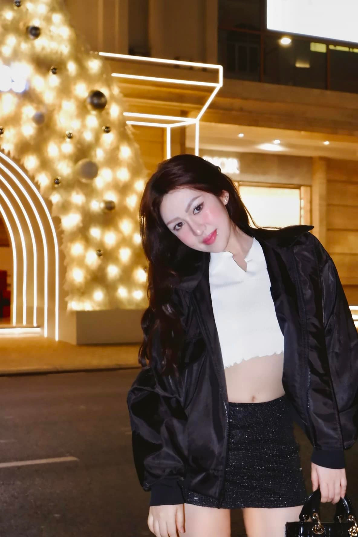 Cô nàng xinh đẹp, gợi cảm hơn bội phần với gương mặt thanh tú, vóc dáng cân đối.