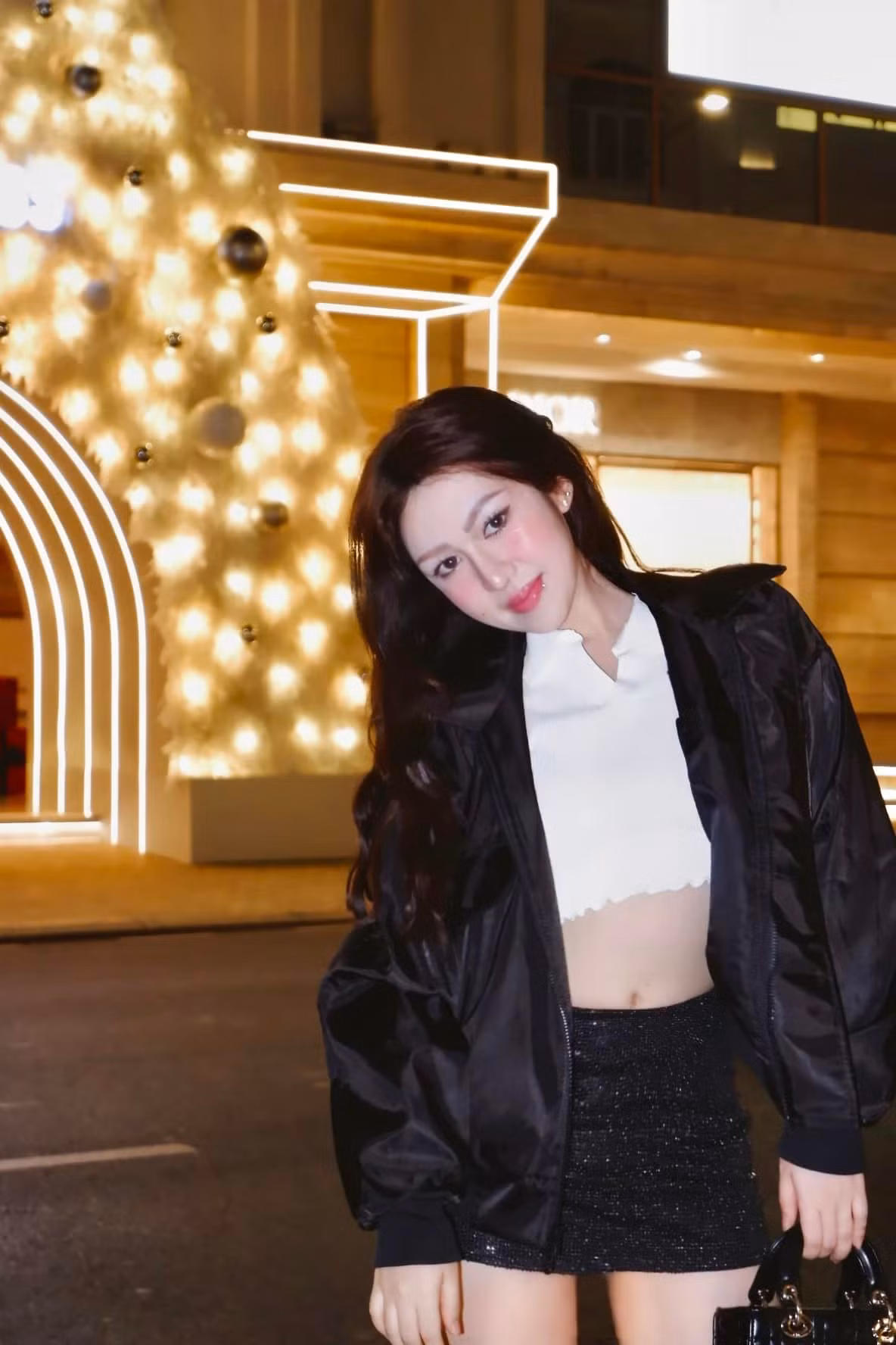 Cô nàng xinh đẹp, gợi cảm hơn bội phần với gương mặt thanh tú, vóc dáng cân đối.