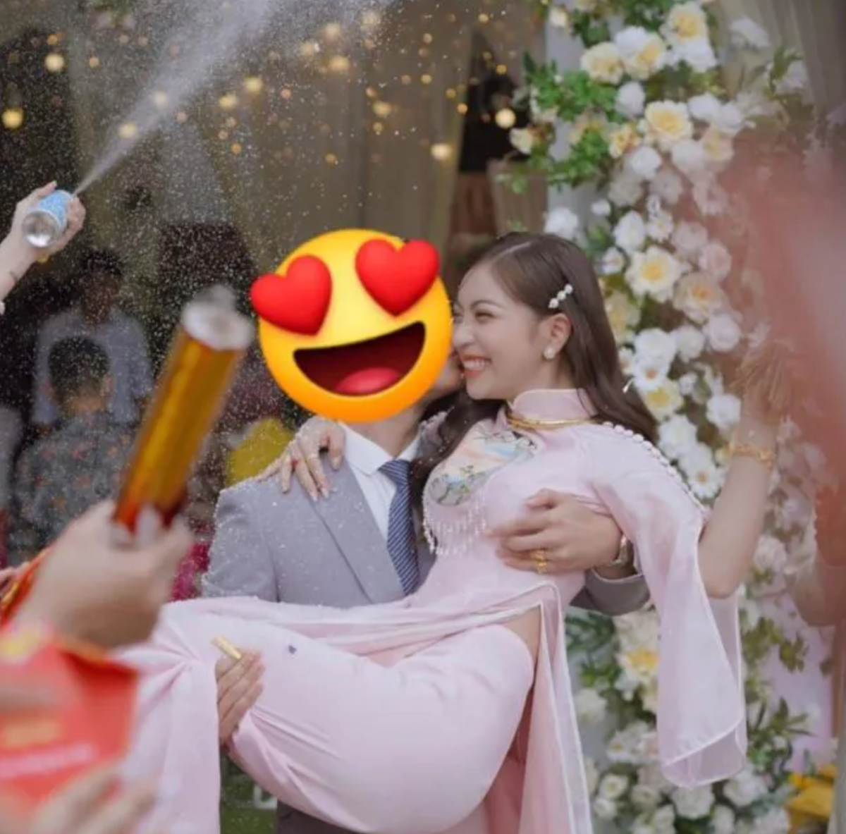 Trong bảng tên được trưng tại nhà gái, vị hôn phu thời điểm đó của Nhật Lê tên G.H. Thiếu gia này từng có thời gian du học tại Los Angeles (Mỹ) và về Đà Nẵng kinh doanh bất động sản, cà phê, quán bar, siêu thị.