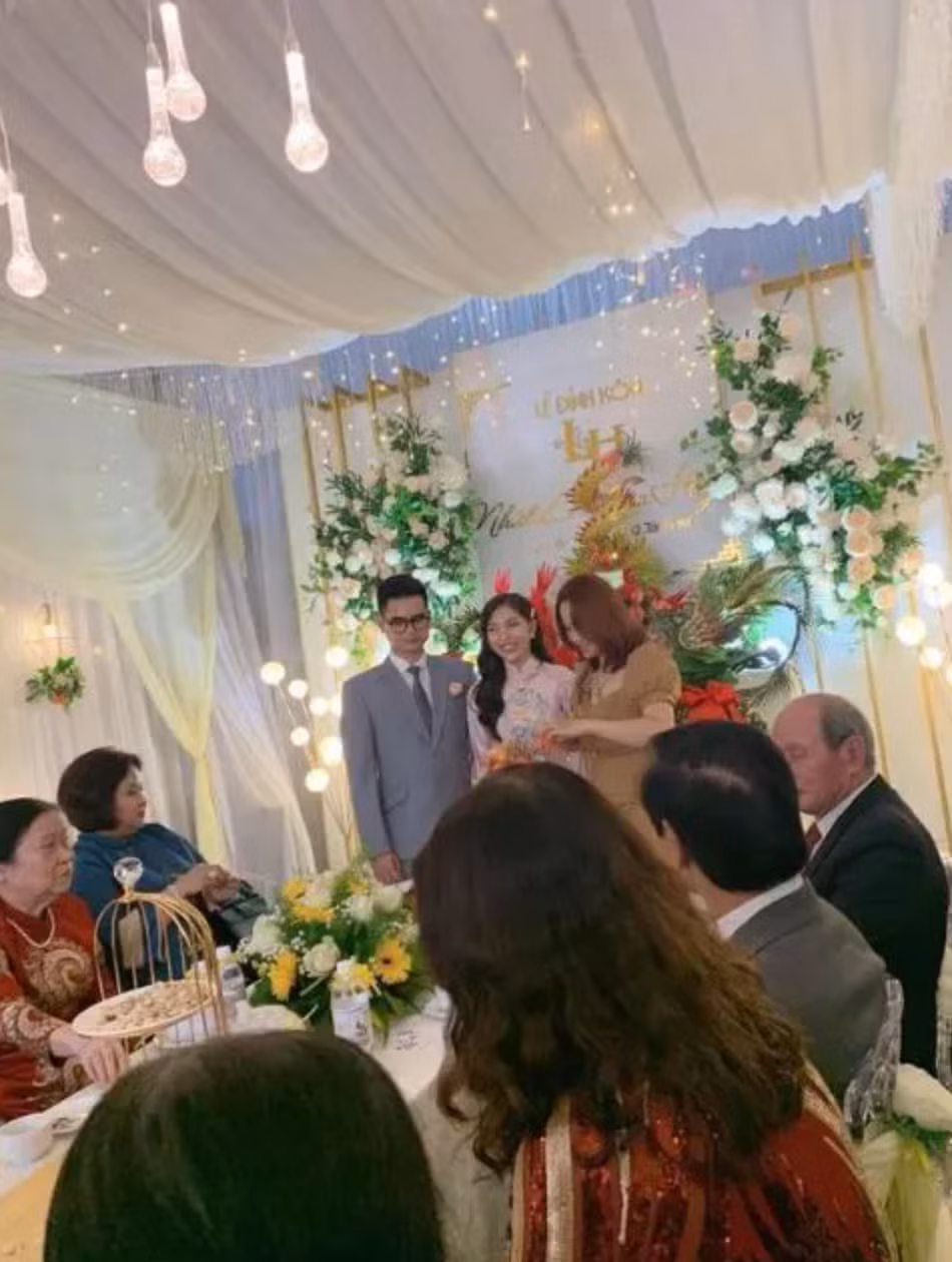 Trước khi "chốt sổ" với đám cưới này, Nhật Lê từng tổ chức lễ đính hôn, ăn hỏi với một thiếu gia Đà Nẵng vào hồi đầu năm 2022.