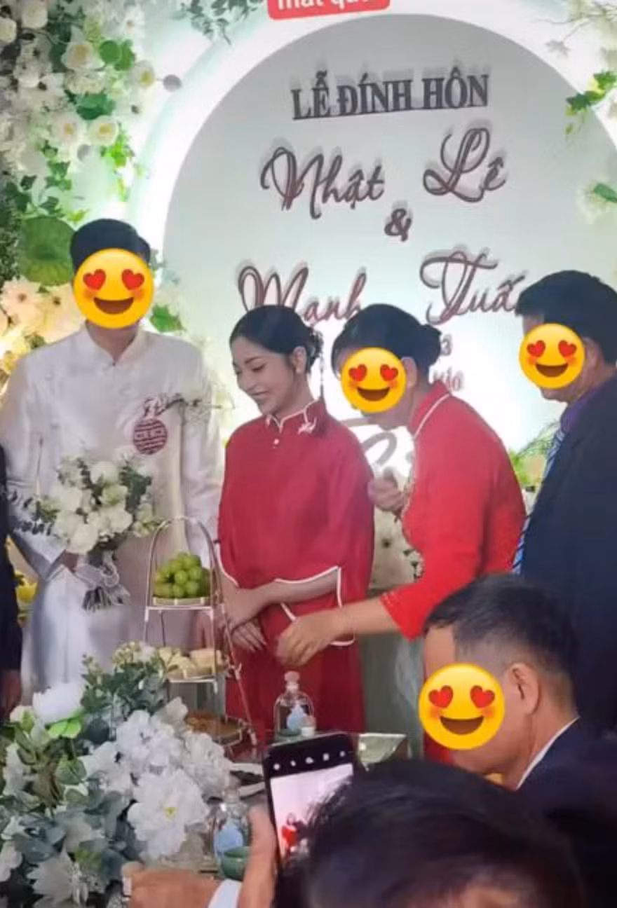 Ngày 30/12/2023 vừa qua, một loạt ảnh và clip do bạn bè rò rỉ đã hé lộ chuyện Nhật Lê đã thành cô dâu. Chú rể tên Mạnh Tuấn, quê Thanh Hóa.