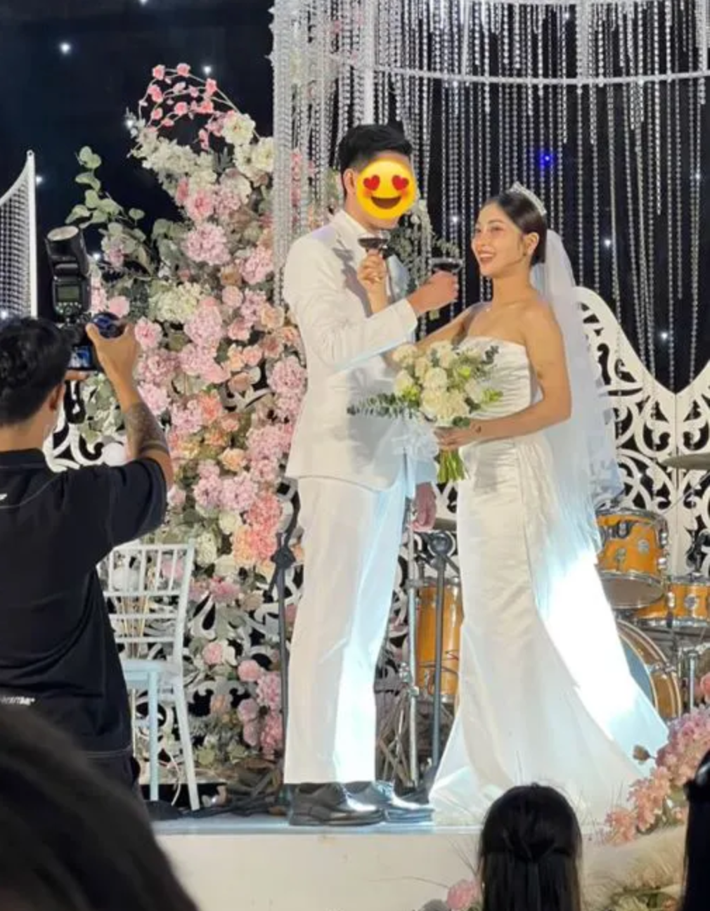 Cũng kín đáo như Nhật Lê, anh chàng rất hiếm khi đăng ảnh trên mạng xã hội và không khoe chuyện đã kết hôn.