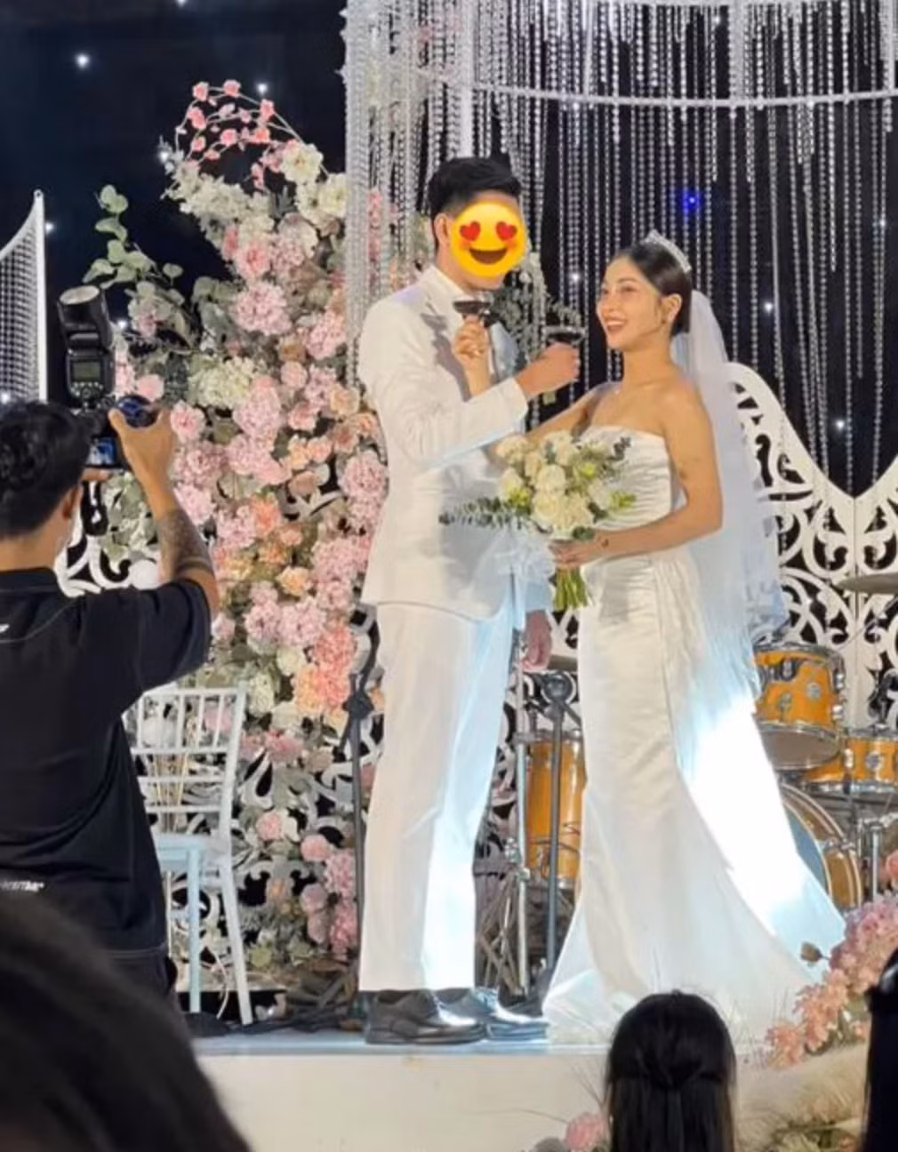 Cũng kín đáo như Nhật Lê, anh chàng rất hiếm khi đăng ảnh trên mạng xã hội và không khoe chuyện đã kết hôn.