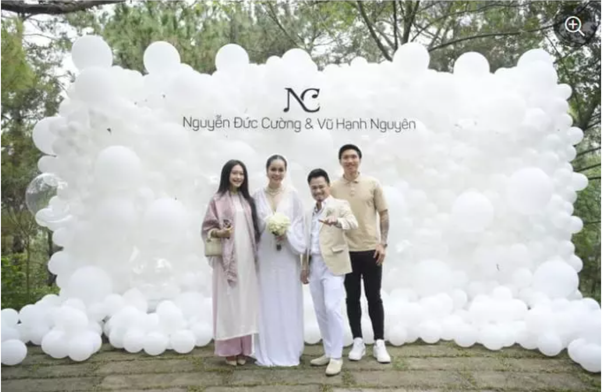 Mới đây, vợ chồng cầu thủ Đoàn Văn Hậu tới dự lễ cưới của người mẫu, ca sĩ Vũ Hạnh Nguyên và nhạc sĩ Nguyễn Đức Cường, tổ chức tại một khu nghỉ dưỡng nằm ở ngoại ô Hà Nội.
