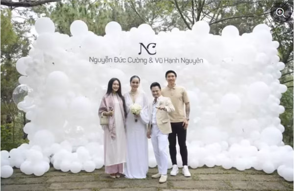 Mới đây, vợ chồng cầu thủ Đoàn Văn Hậu tới dự lễ cưới của người mẫu, ca sĩ Vũ Hạnh Nguyên và nhạc sĩ Nguyễn Đức Cường, tổ chức tại một khu nghỉ dưỡng nằm ở ngoại ô Hà Nội.