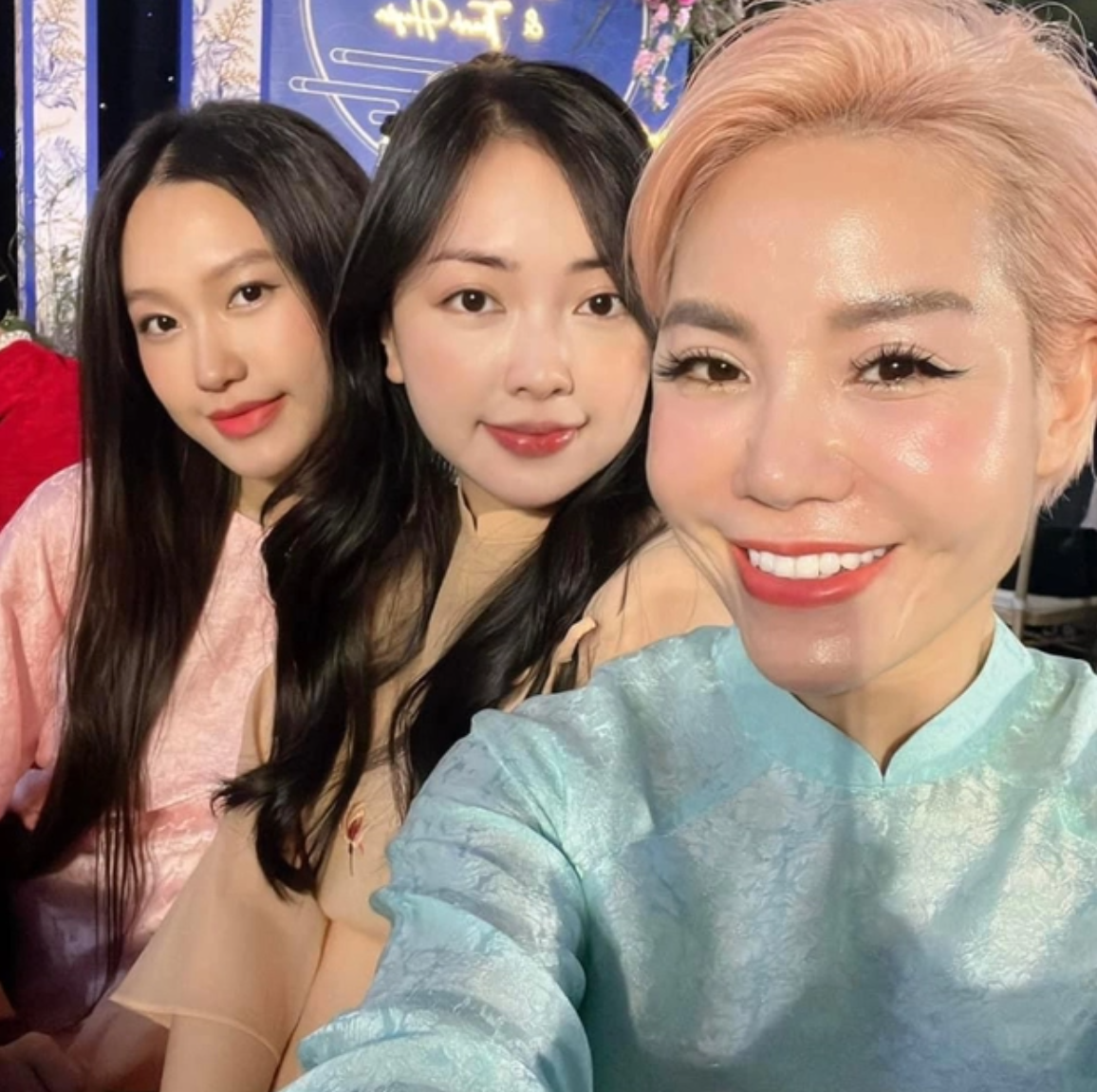 Phong cách ăn mặc của cô nàng từ ưu ái các thiết kế croptop khoe vòng eo con kiến nay kín bưng và toàn mặc giấu bụng.