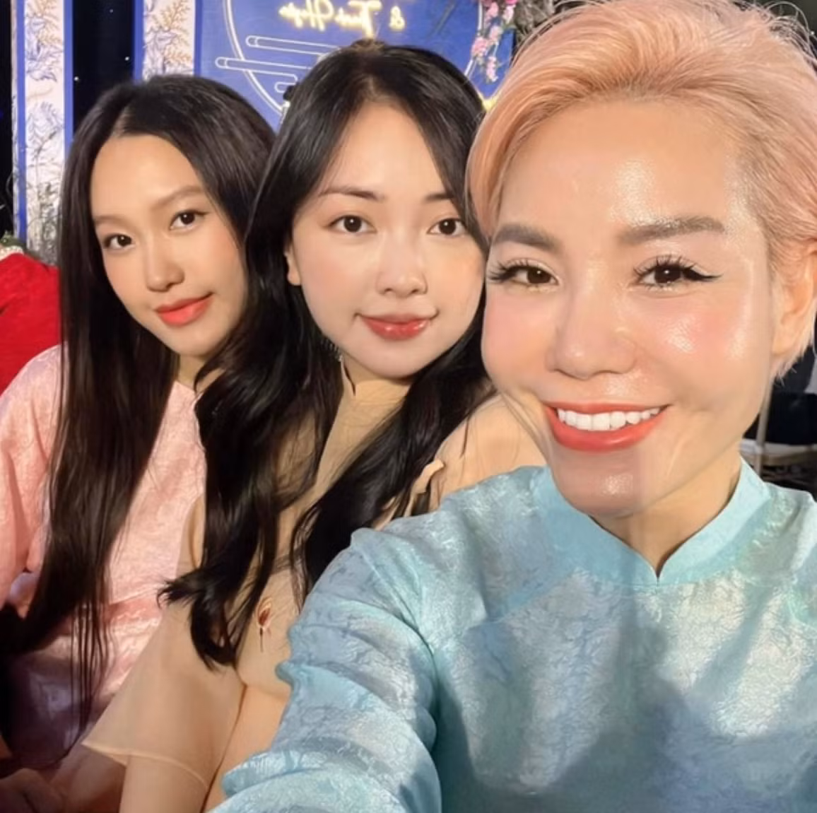 Phong cách ăn mặc của cô nàng từ ưu ái các thiết kế croptop khoe vòng eo con kiến nay kín bưng và toàn mặc giấu bụng.