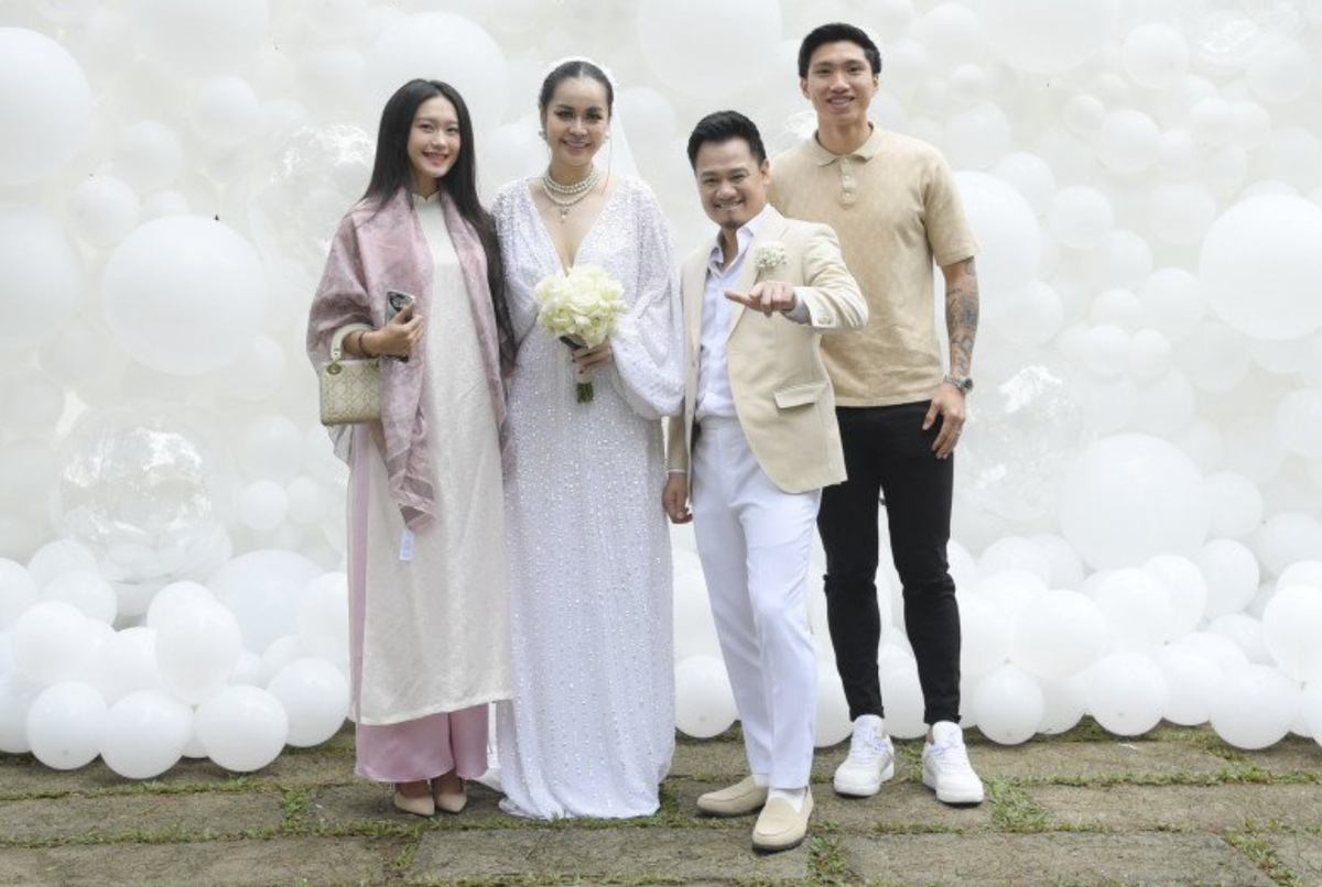 Trong khi Đoàn Văn Hậu mặc áo phông đơn giản thì Doãn Hải My dịu dàng với tà áo dài cách tân. Tuy nhiên, nhiều người nhanh chóng nhận ra rằng, diện đồ rộng thùng thình như thế này không phải phong cách của Doãn Hải My.