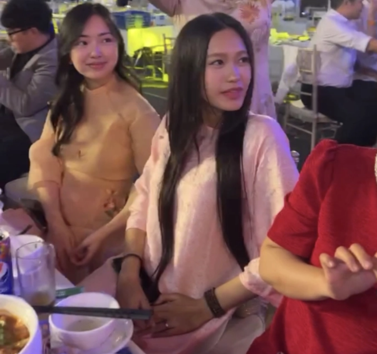 Trước đó trong lễ ăn hỏi của Quang Hải và Chu Thanh Huyền, Doãn Hải My mặc áo dài rộng và lộ vòng 2 lùm xùm khi ngồi ăn.