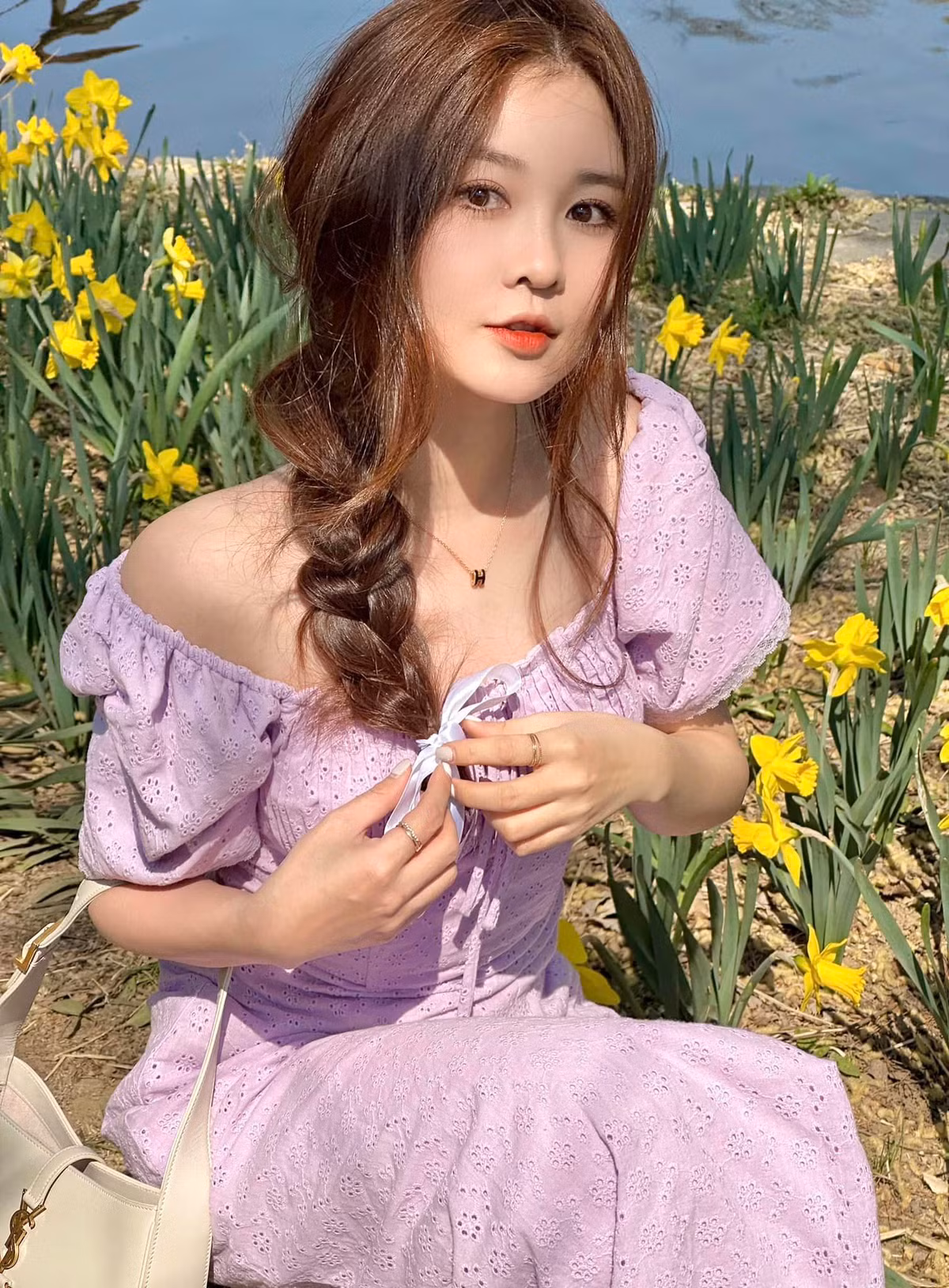  Ribi Sachi (tên thật Nguyễn Thị Thủy) sinh năm 1990 tại Gia Lai nổi tiếng khi làm diễn viên của nhóm hài FAPtv.