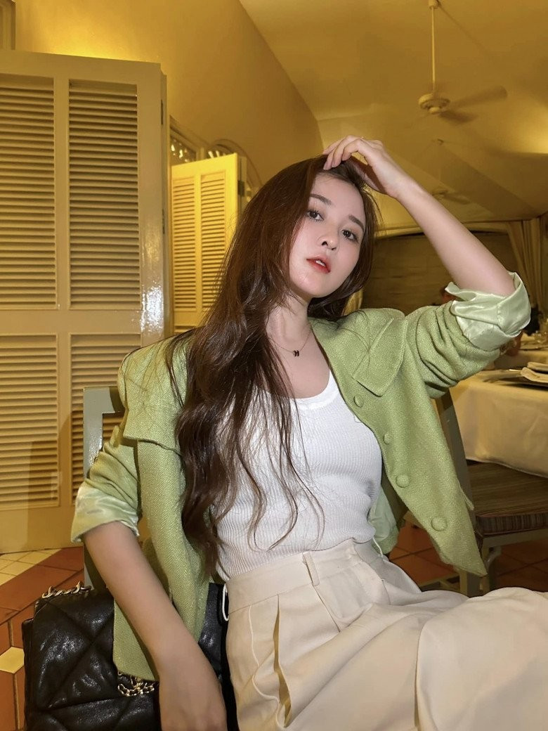 Có nguồn thu nhập không nhỏ, người đẹp sinh năm 1990 cũng sở hữu nhiều item hàng hiệu sang chảnh, càng làm tăng thêm sự thanh lịch trong phong cách của cô. Ảnh: FBNV