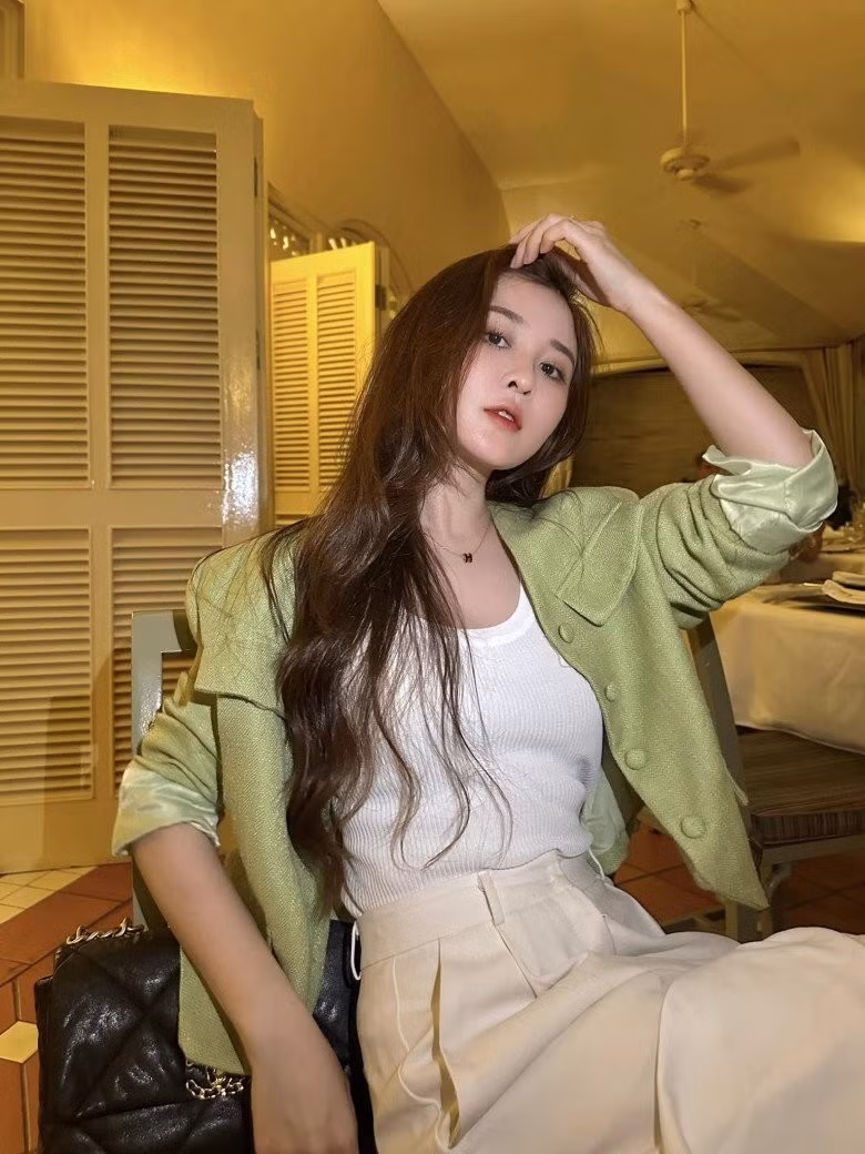 Có nguồn thu nhập không nhỏ, người đẹp sinh năm 1990 cũng sở hữu nhiều item hàng hiệu sang chảnh, càng làm tăng thêm sự thanh lịch trong phong cách của cô. Ảnh: FBNV