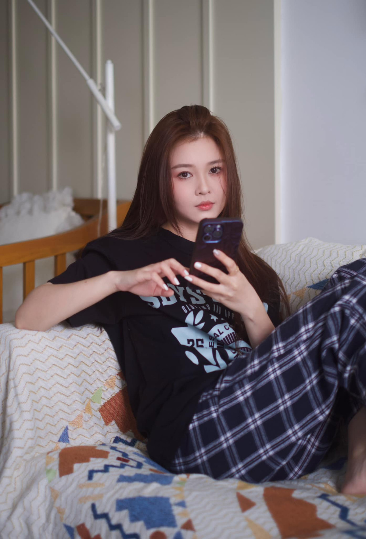 Ribi Sachi vẫn khá kín tiếng về chuyện đời tư, nói không với scandal. Đặc biệt, người đẹp Gia Lai cũng duy trì sự kín đáo trong cả phong cách ăn mặc.