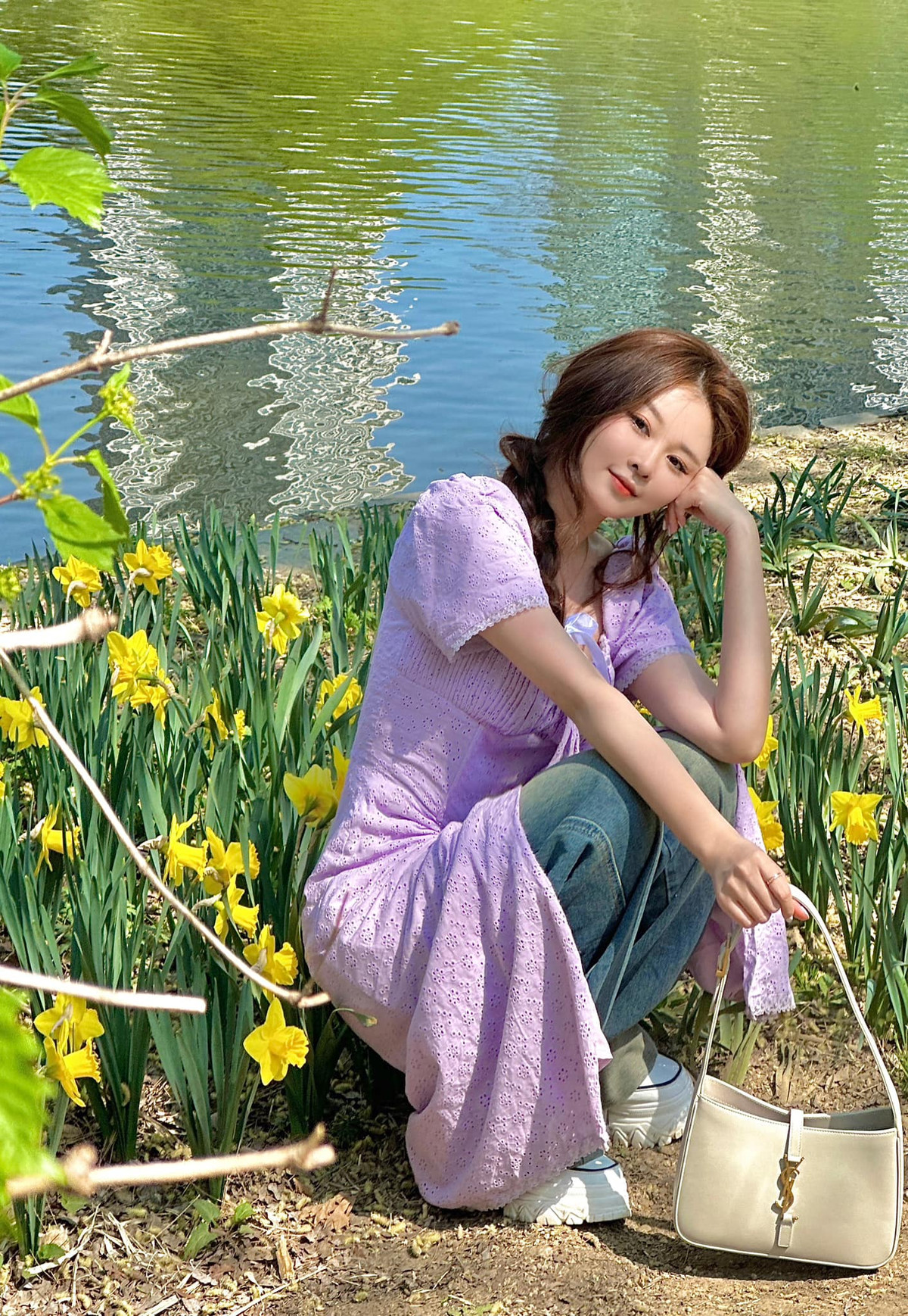 Trước khi rẽ hướng sang làm diễn viên, Ribi Sachi từng định hướng theo nghề giáo viên. Cô từng kể: "Tôi tốt nghiệp Trường ĐH Khoa học xã hội và Nhân văn TP.HCM, chuyên ngành quản lý Giáo dục. Thế nhưng "nghề đã chọn người", và rồi trở thành diễn viên".