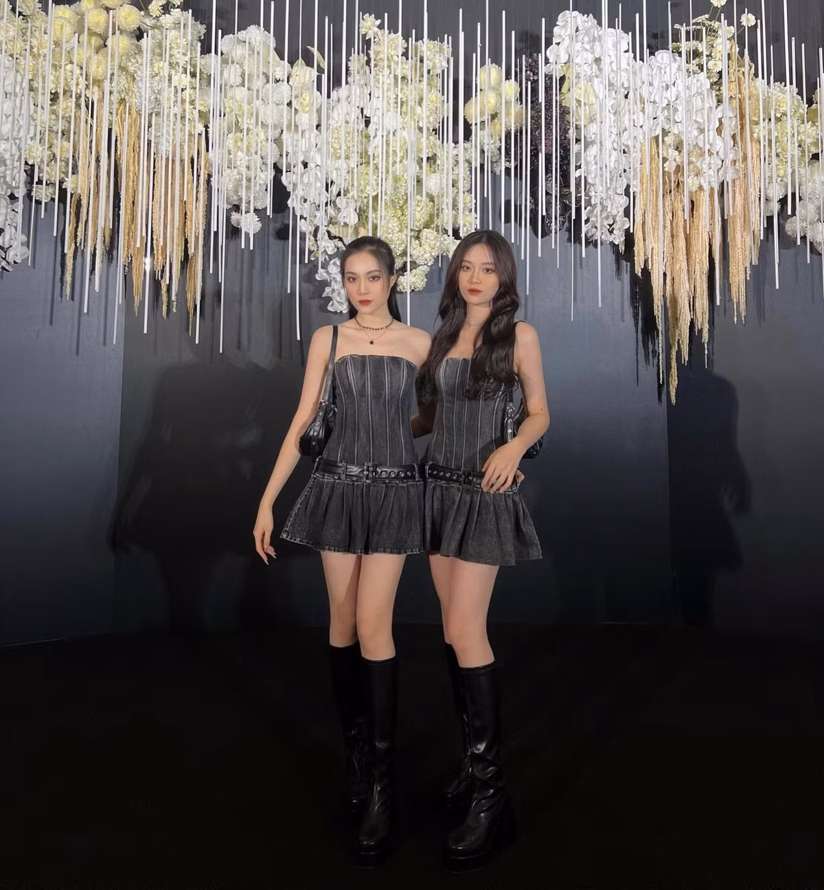 Không chỉ có gương mặt, vóc dáng giống nhau mà cặp chị em song sinh này còn được nhận xét có visual cực phẩm, thần thái hút mắt.