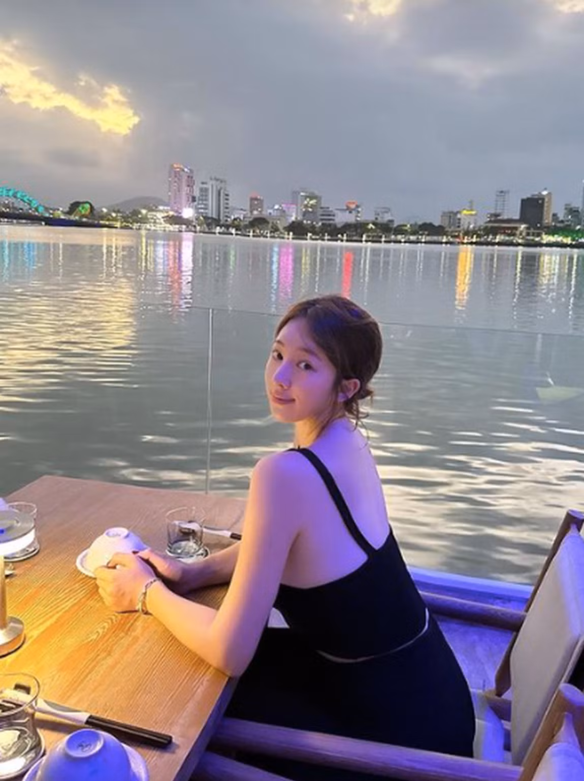 Những hình ảnh người đẹp check in tại Đà Nẵng nhanh chóng gây chú ý nhờ nhan sắc.