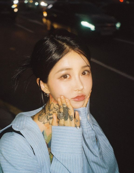 Giống như thợ xăm LeeZin của Việt Nam hay Trác Nhất của Trung Quốc, Ahn Lina gây chú ý nhờ khuôn mặt dễ thương, dịu dàng trái ngược với cơ thể phủ đầy những hình xăm lớn nhỏ.