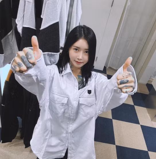 Người đẹp sinh năm 1994 càng nhận được nhiều sự quan tâm hơn khi cô đã làm mẹ.