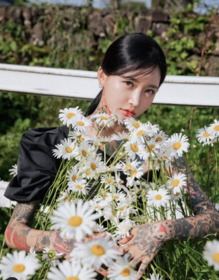 Cư dân mạng ưu ái tặng Ahn Lina danh hiệu "nữ thợ xăm khả ái nhất Hàn Quốc".