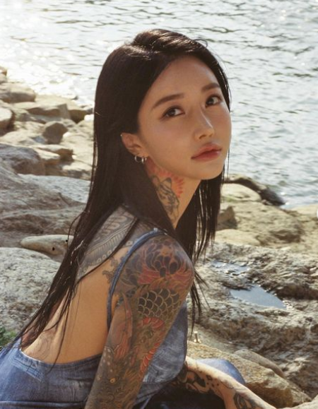 Sau đó, cô học để trở thành thợ xăm từ năm 20 tuổi. Ahn Lina có nhiều hình xăm phủ kín gần như toàn bộ cơ thể.