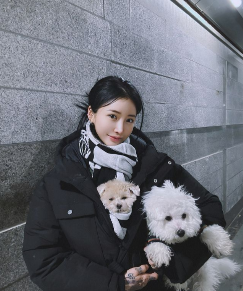 Ngoài ra cô còn xăm sóng biển ở vai chạy xuống cánh tay phải, các loại côn trùng ở tay trái và những hình bắt mắt chạy gần kín chân.