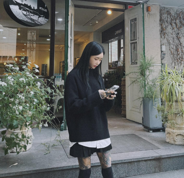 Cuộc sống hôn nhân không hạnh phúc khiến cô và chồng "đường ai nấy đi" vào năm 2019. Con gái của Ahn Lina ở với chồng cũ và cô là người chu cấp tiền nuôi con hàng tháng.