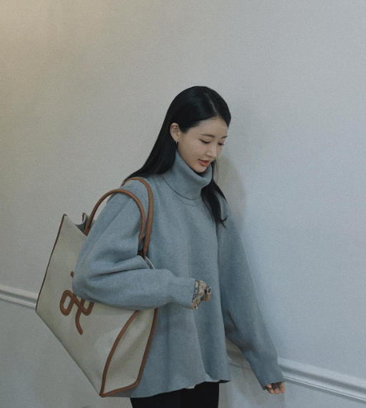 Ahn Lina có bộ sưu tập hình xăm trên cơ thể rất cá tính. Phần cổ một bên xăm hình đầu hổ, một bên hình đóa hoa, đó là sự tương phản ấn tượng.